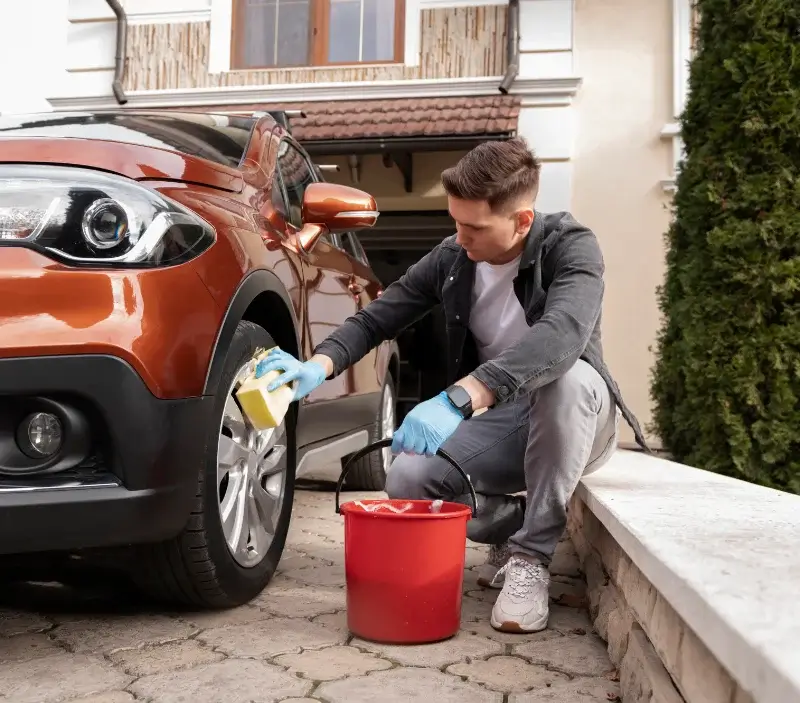 Lavage auto à domicile Châteauneuf-Val-de-Bargis : professionnel intervenant sur un véhicule